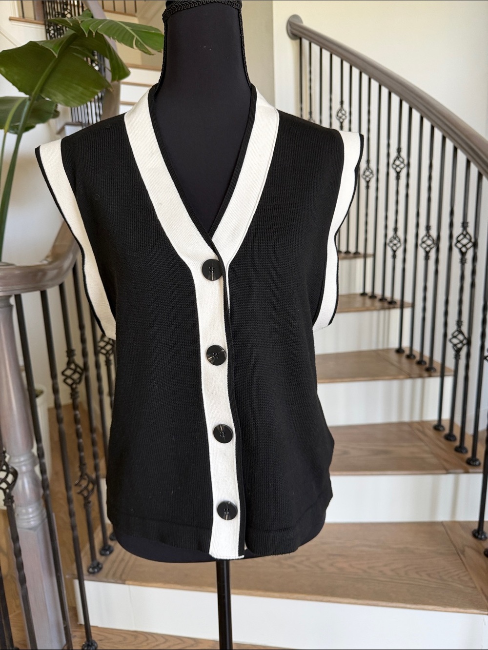 Commense Sleeveless V-Neck Button Front Sweater Vest - Black/White (M)